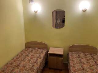 Гостевой дом У Чижика Севастополь Бюджетный двухместный номер с 2 отдельными кроватями и общей ванной комнатой-2
