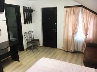 Гостевой дом У Чижика Севастополь Номер комфорт 3-х местный с мини-кухней-3