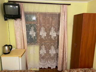 Гостевой дом У Чижика Севастополь Двухместный номер с 2 отдельными кроватями и общей ванной комнатой-3