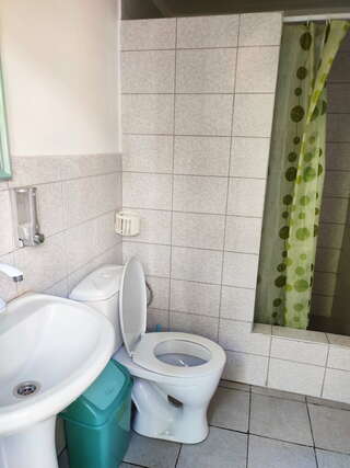 Гостевой дом У Чижика Севастополь Двухместный номер с 2 отдельными кроватями и общей ванной комнатой-4